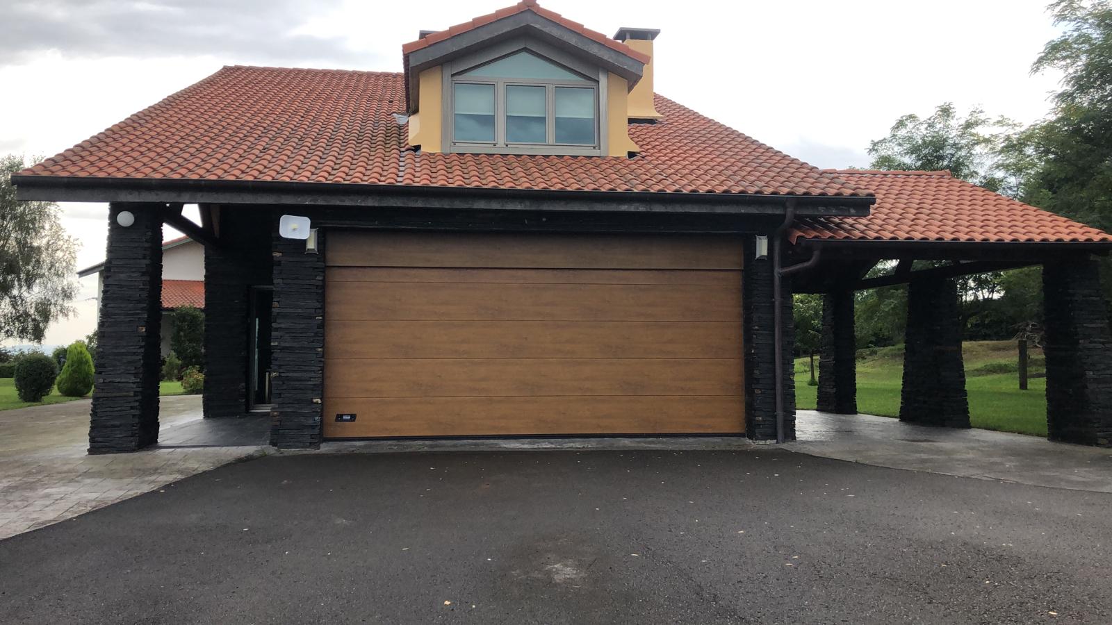 Puerta seccional imitación a madera clara